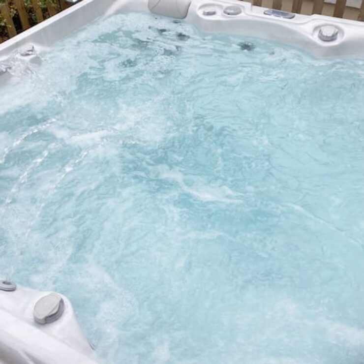 Plongez dans la Détente : Les Bienfaits d’un Jacuzzi Privatif en Pleine Nature