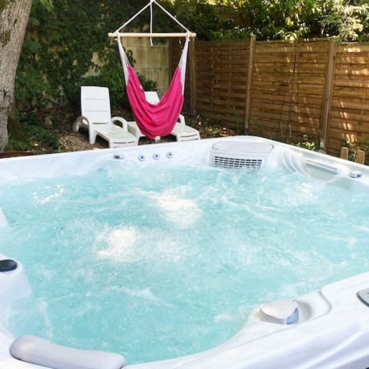 Sérénité en Couple : Une Échappée Romantique dans Notre Gîte avec Jacuzzi